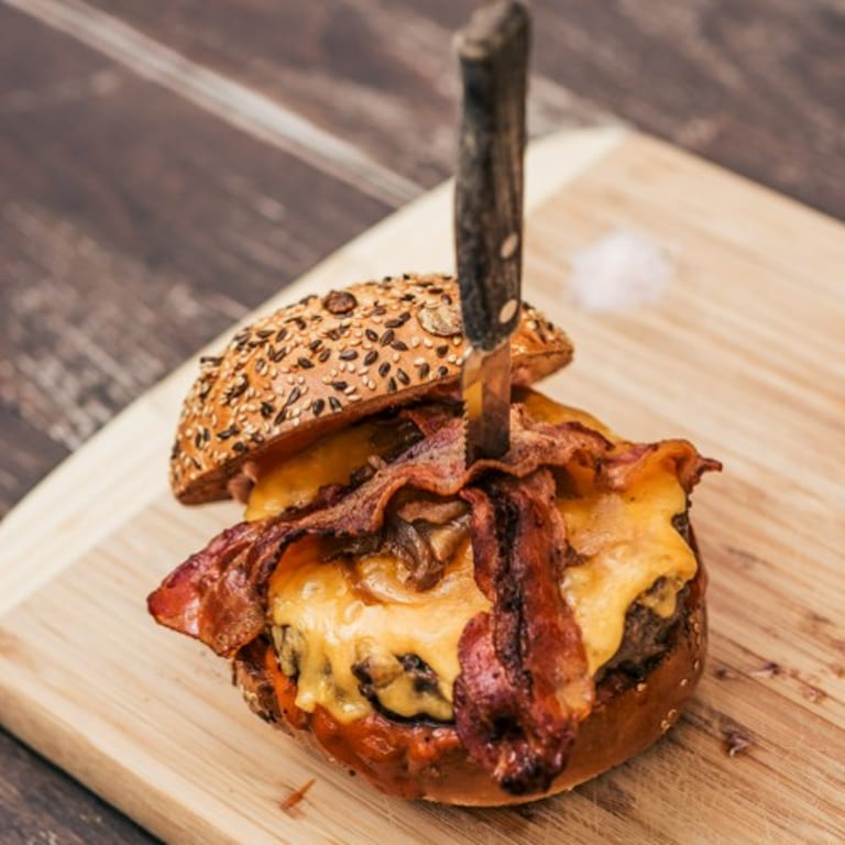 Classic Bacon Cheeseburger: A Savory American Favorite